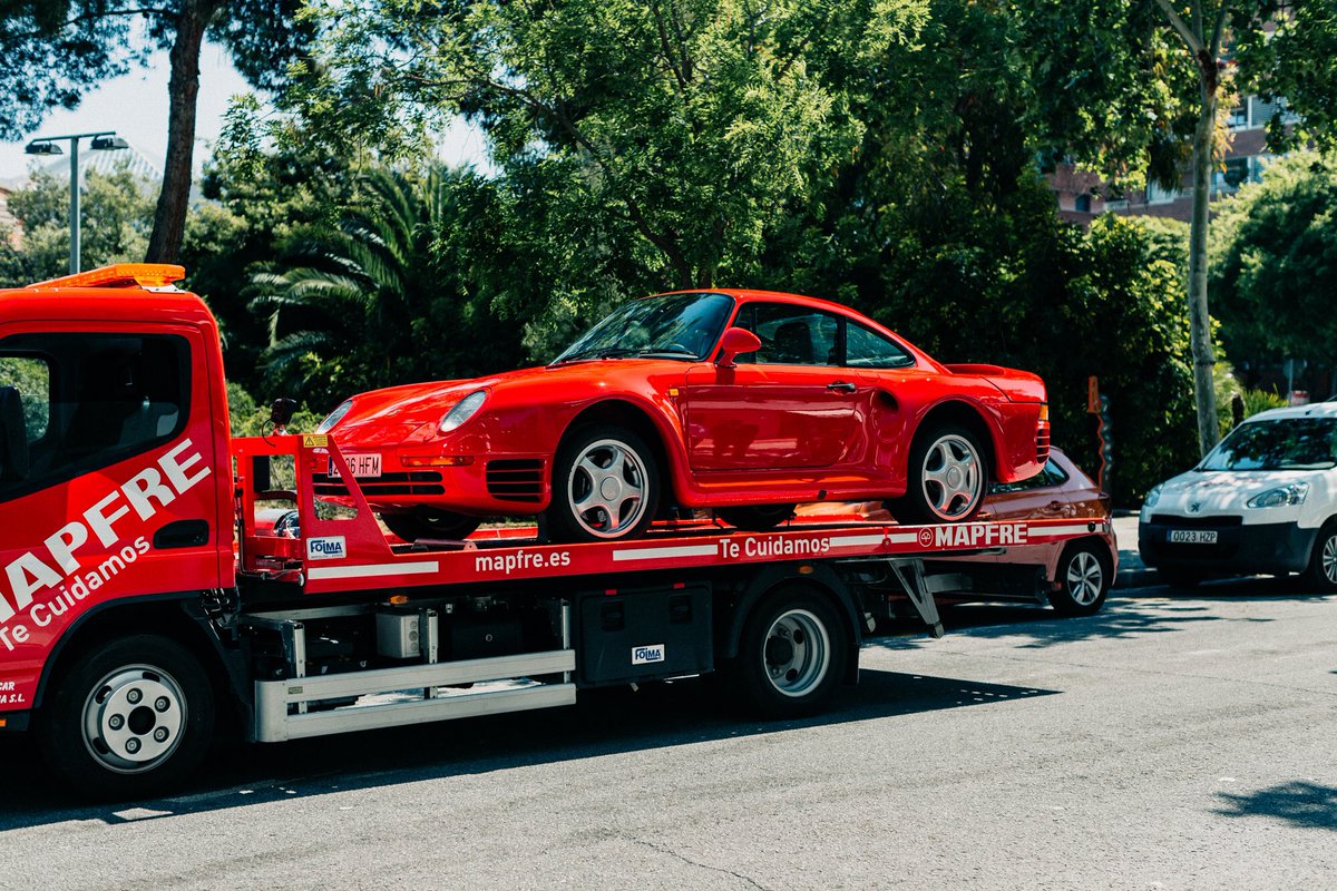 We don't usually post all our activity in our social media, but we are sure you will like this one. We sold and delivered today this fantastic Porsche 959.
#P1Cars #Porsche959