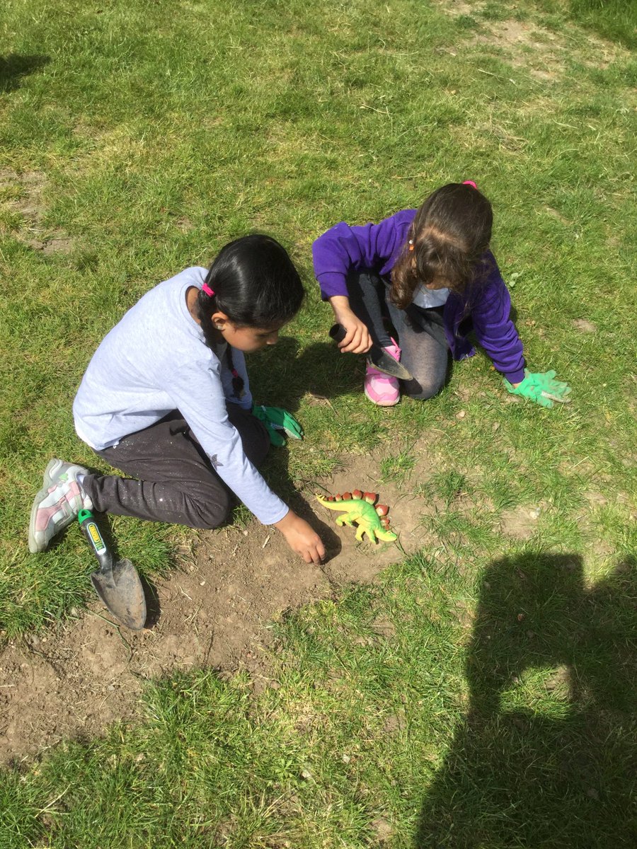 ForestScientia's tweet photo. Our reception class Aristotle made dinosaur dens today! They worked well in groups, chosen by themselves, with who they wouldn’t normally work with in the classroom. #forestschool #dinodens #imaginativeplay #groupwork https://t.co/6XqkcNNLI9