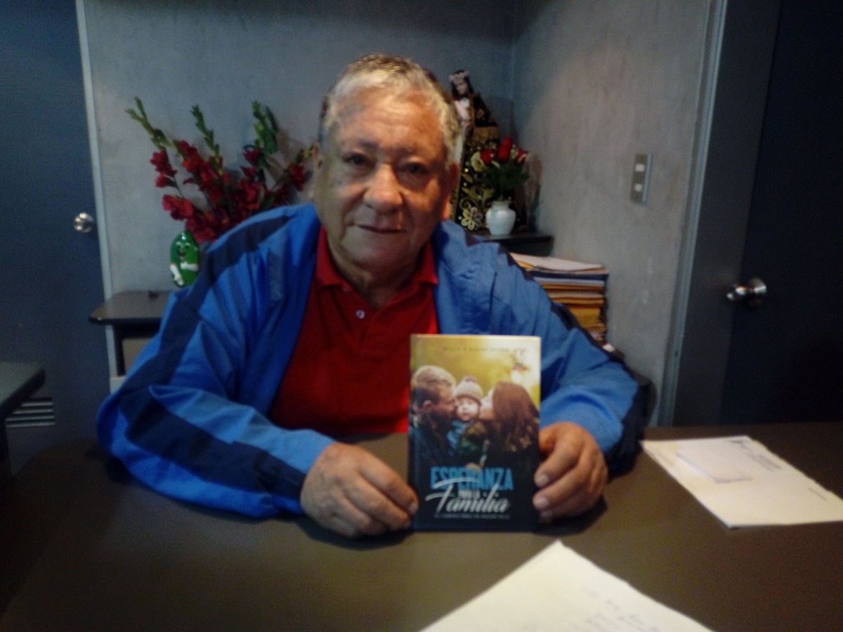 AdventistaMiCOP's tweet photo. Felipe Castillo, Alcalde del Distrito de Los Olivos, recibe el libro #EsperanzaParaLaFamilia.  #ImpactoEsperanza📚 @bill_quispe @AdventistasUPN @pr_rogermera https://t.co/zjrR9uJMiN