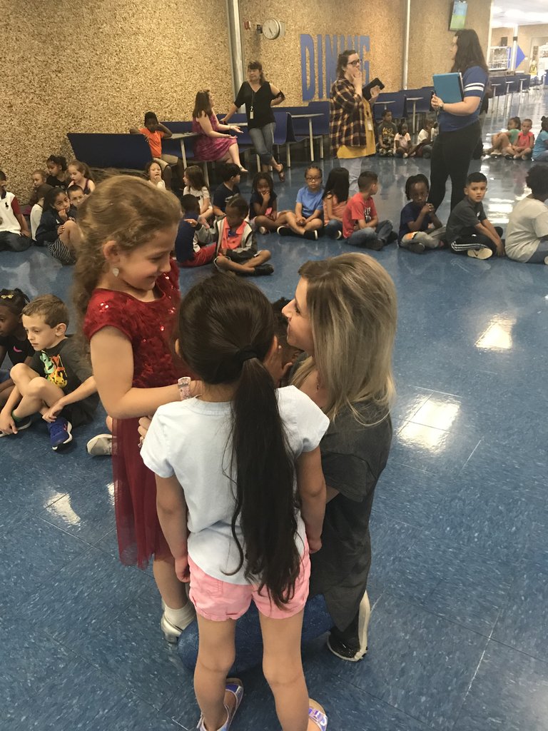 ConnallyECC's tweet photo. These sweet students got to reunite with their teacher today. We all love Mrs. Anderson! https://t.co/WUdUmv9UUY