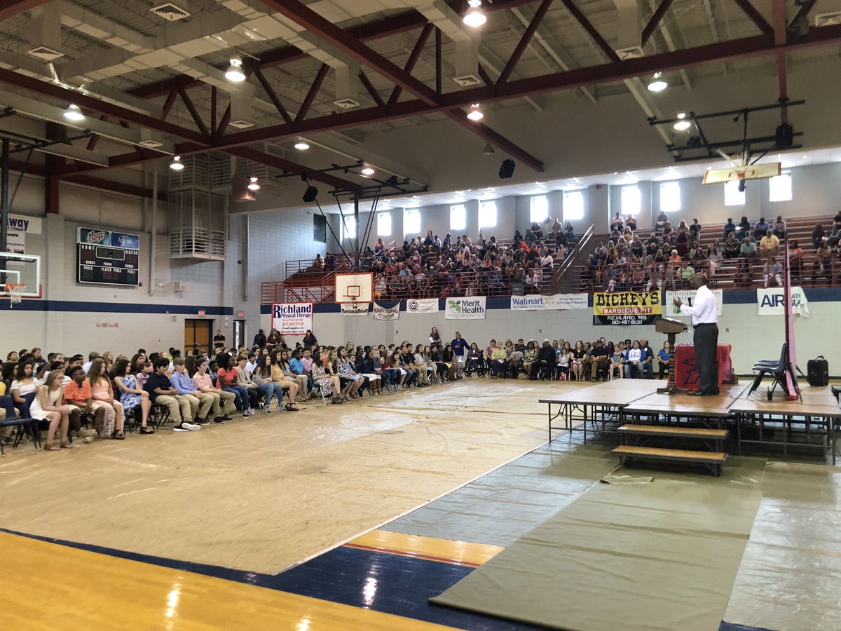 RUESRCSD's tweet photo. Sixth grade graduation is happening now! #WhereKidsWant2Be on our way to RHS! https://t.co/8nDnuxbkK9