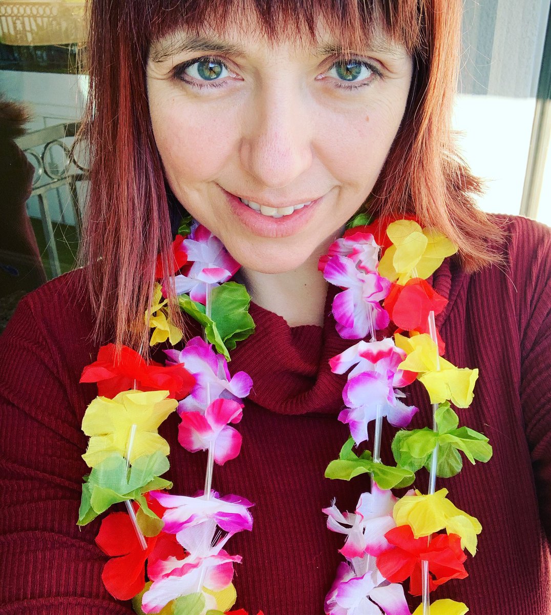 geeklyamanda's tweet photo. Good morning from sunny #losangeles, last night I got #leied at the #angrybirdsmovie2 screening! Today is press day and we are interviewing @Racheldoesstuff #JasonSudeikis and producer @JohnCohen1! Make sure to follow along as I live tweet the interviews!! #angrybirds2 https://t.co/Ksph4A6iGJ