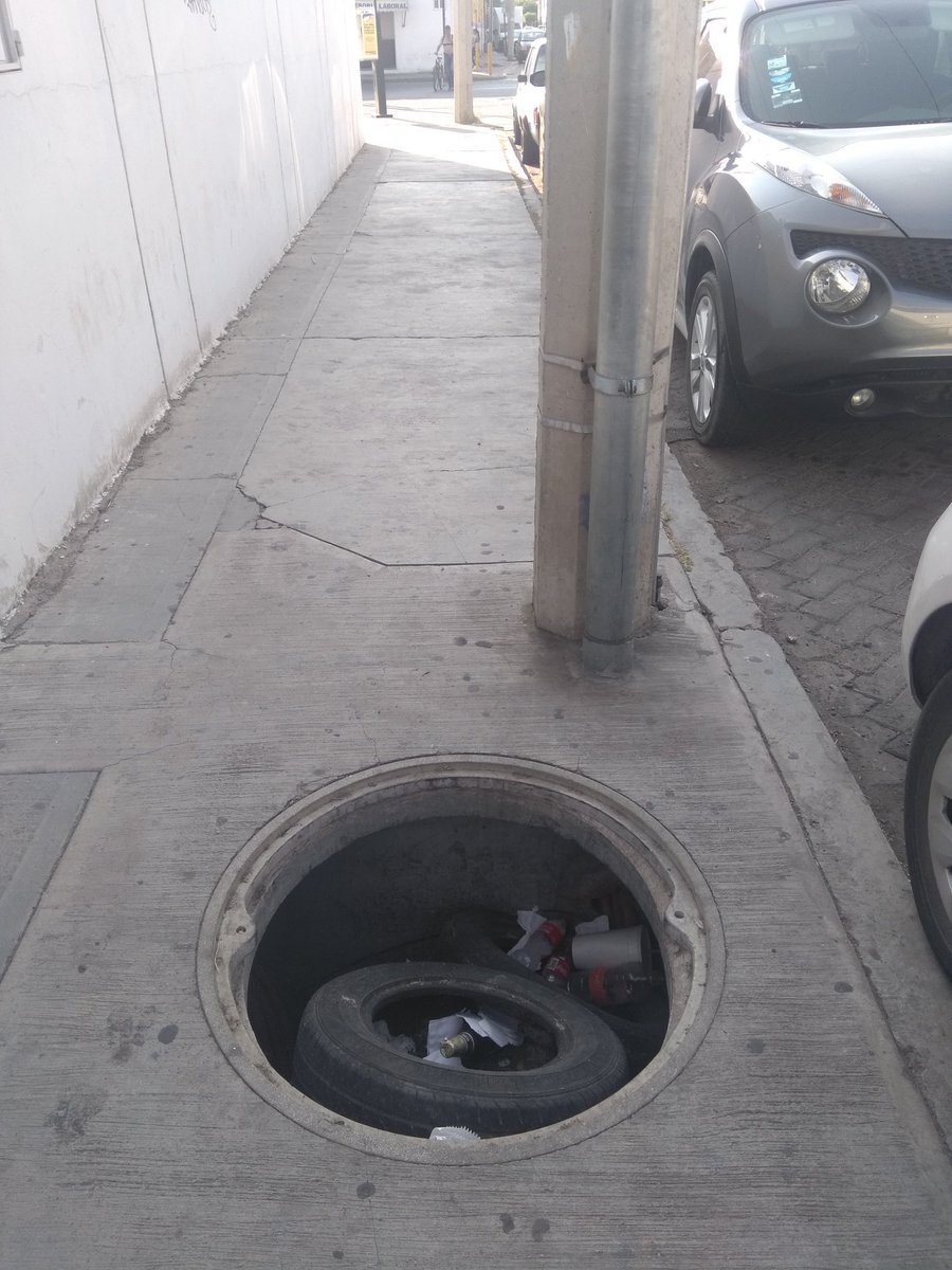 vmtufiesta's tweet photo. Sigue este registro sin tapa. Blvd. Venustiano Carranza y Río Usumacinta, demasiado peligro para personas. @municipio_leon  @CFE_Contigo  @CFE_Contigo  @VivoEnLeon  @Jorgito702Jorge  @zoomleon  @HectorArellanoT  @hlsantillana https://t.co/u7zyrxRVS1