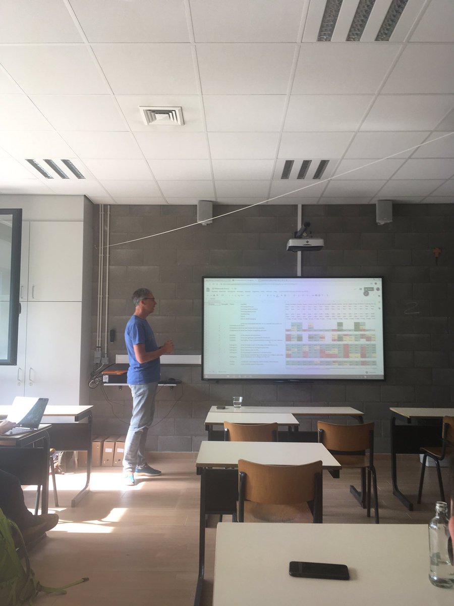 EdcampBE's tweet photo. @JvRemoortere biedt een inkijk in de methode van het Ashram College! https://t.co/8jh2PETFyg