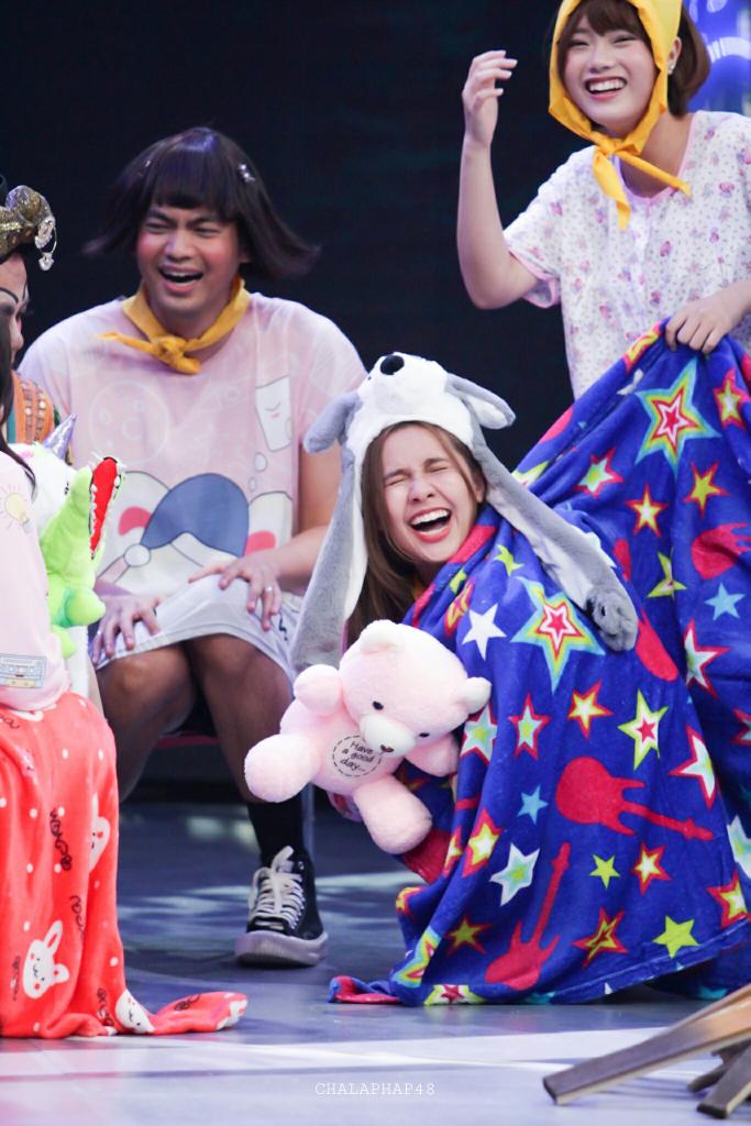 chalaphap48's tweet image. ถ้าอยากรู้ว่าคุณหมีขำอะไร อย่าลืมติดตามชมรายการ “ยุทธการขยับเหงือก” เทปของน้องๆ BNK48 ออกอากาศ วันที่ 16 มิ.ย. 2562 เวลา 14.45 น. ทางช่อง One 31  #NamneungBNK48 #BNK48 #ยุทธการขยับเหงือก #ช่องONE31