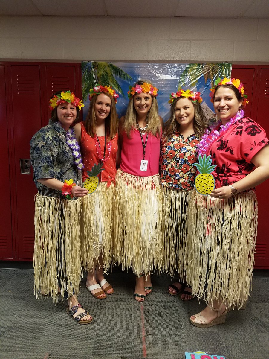 KantorMiss's tweet photo. 7th grade teachers are ready for warm weather on #IslandDay @KristineRickert @KEdmonds103 #engage103 #WeAreDW https://t.co/ie2PQDU6dn