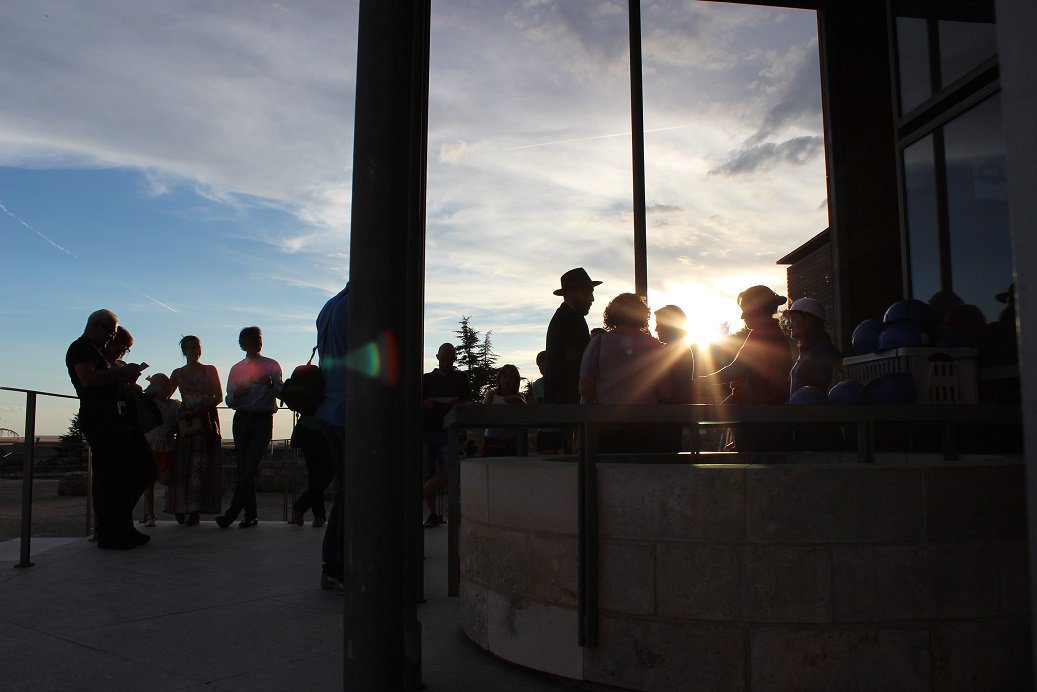 TurismoBur's tweet image. Este fin de semana, con motivo de la #NocheBlanca, @teatro_ronco volverá a dar vida al General Centeno en el @castillo_burgos y nosotras estaremos allí para contaros los secretos que esconde.. 
¿Preparados?
Entrada con invitación . Más info en /www.lanocheblancadeburgos.es