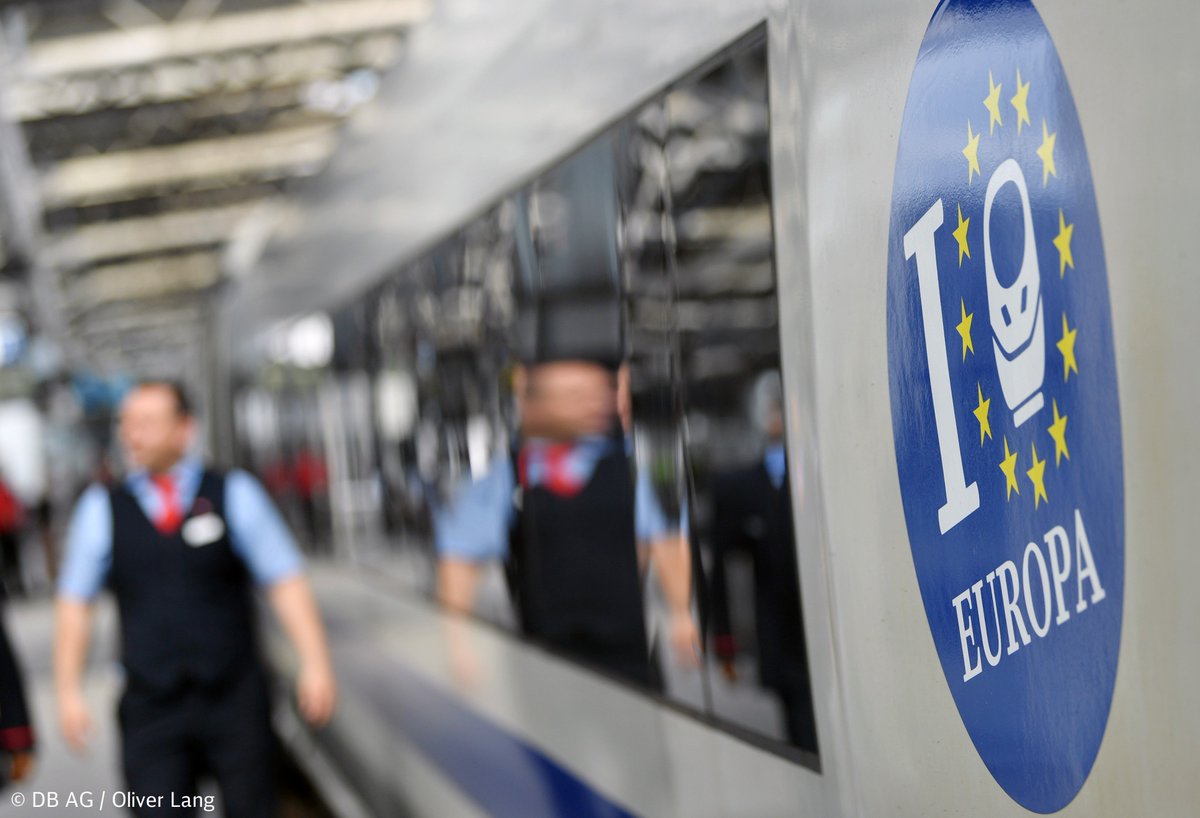 DB_Presse's tweet photo. Dürfen wir vorstellen: unser ICE 'Europa/Europe'.
🇪🇺"Mit unseren grenzüberschreitenden Verbindungen bringen wir die Menschen Europas Tag für Tag zusammen. Damit sind die Bahnen Botschafter der europäischen Idee“, sagte DB-Chef Richard Lutz bei der Taufe in Brüssel.#BahnfuerEuropa https://t.co/cdkRupz5no