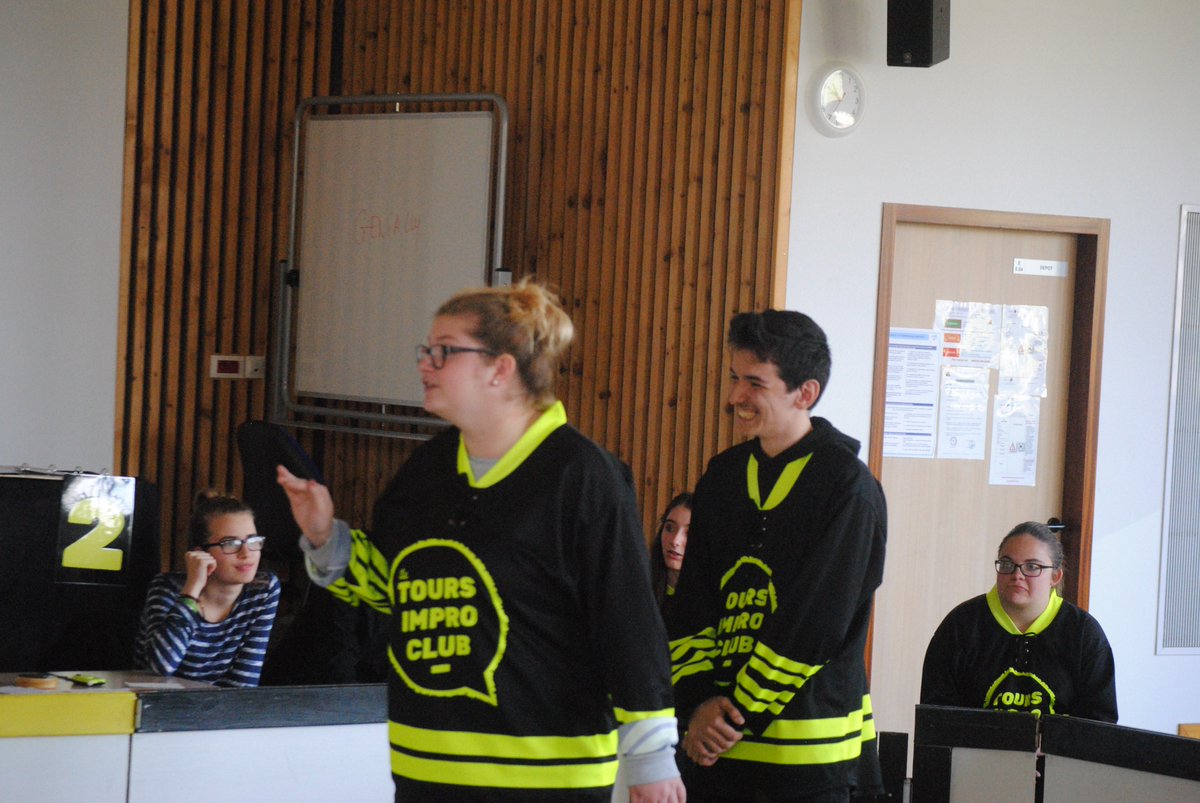 Cielaclef's tweet photo. Super Match d'impro qui a eu lieu aujourd'hui au lycée Victor Laloux. 
Eh oui ! La clef se rend aussi dans les collèges et lycées. 
Restitution des classes de terminale. https://t.co/OZoiT9u35h