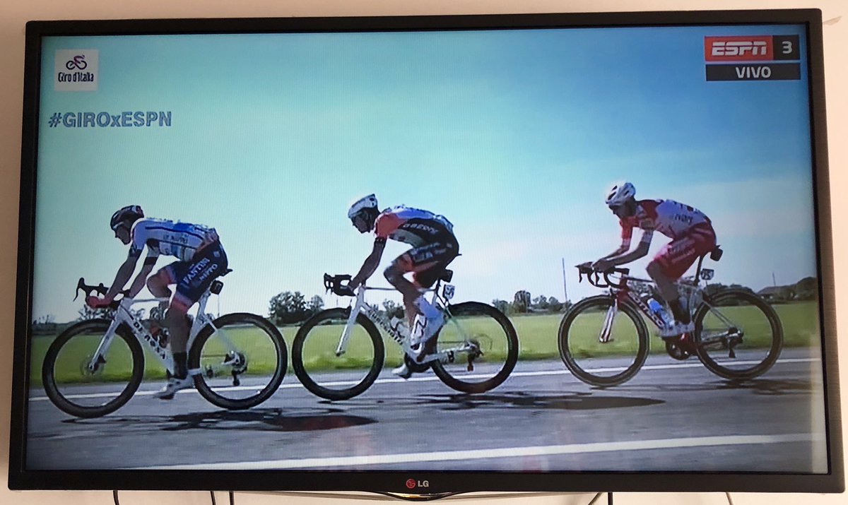 Este es un saludo a <a href="/victorhugopenag/">Victor Hugo Pena/ OLY</a> de parte de Jesús Vásquez, recordando el puerto más alto de Colombia: Páramo del Almorzadero 4.420 mts, que se corrió en la Vuelta Colombia de 1954.
¿Lo recuerdan? 
¡Nada de doping, puro amor a la bici!
#GiroxESPN