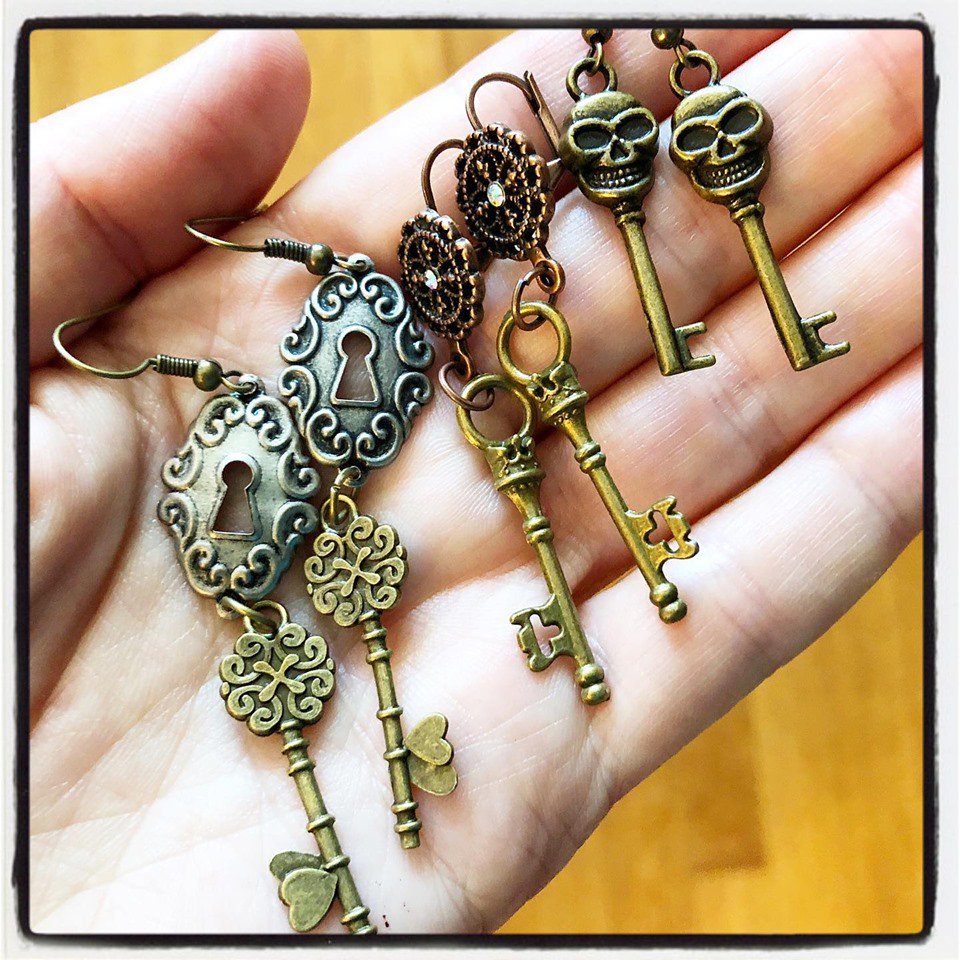 #WIPWEDNESDAY. I love keys, they make me think of all the possibilities that could be behind a locked door. And I’m pretty sure those skull ones open a #pirate #treasurechest!
*
#originalsinart #originalsinarts #workinprogress #wip #handmadejewelry #handmadeearrings