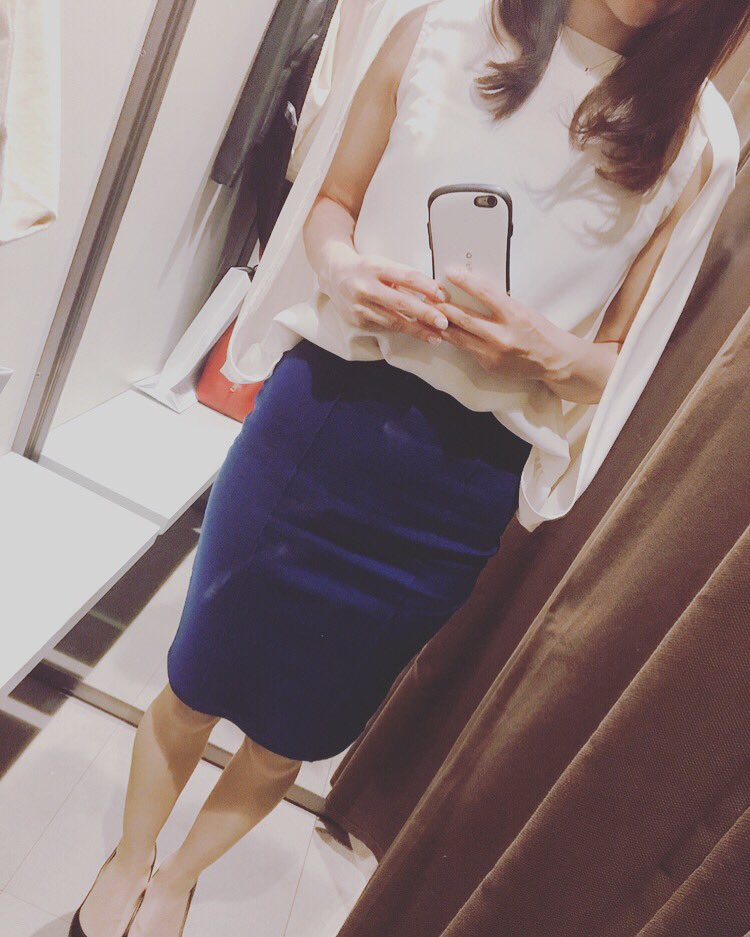 佐藤あり紗 バレー指導します 上の服お気に入り Studious 好きなお店 最近私服着る機会が多くて レパートリー不足 ストッキングばかり破れて買ってる笑 ジャージ類はいっぱい持ってるのに ジャージ買っちゃう病なおさないと でもねいくつ