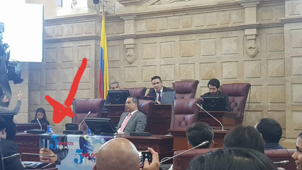jsanchezcristo's tweet photo. Gran homenaje nacional a la coherencia... el Congreso de la República debate el uso del plástico... y mientras tanto reparten y consumen en plástico... mejor sigamos con #VetoAlAborto https://t.co/LLhCL1QHVq