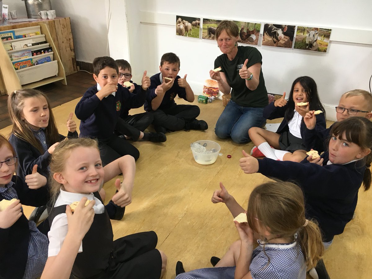 FoxCovertPS's tweet image. Shake shake shaking that cream to make some butter at @GorgieCityFarm