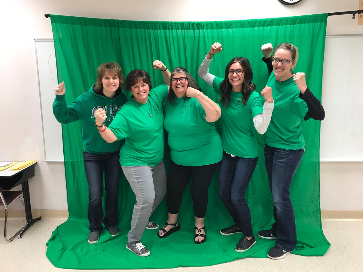 SchantzDanielle's tweet photo. Second grade is showing love for you and sending prayers your way @erikafactor! You are a fighter!! We even got Don Balmer to leave his Gopher colors at the door and wear some Sioux Green! ;) #KlubKahlhamer https://t.co/LwiGNtUXh4