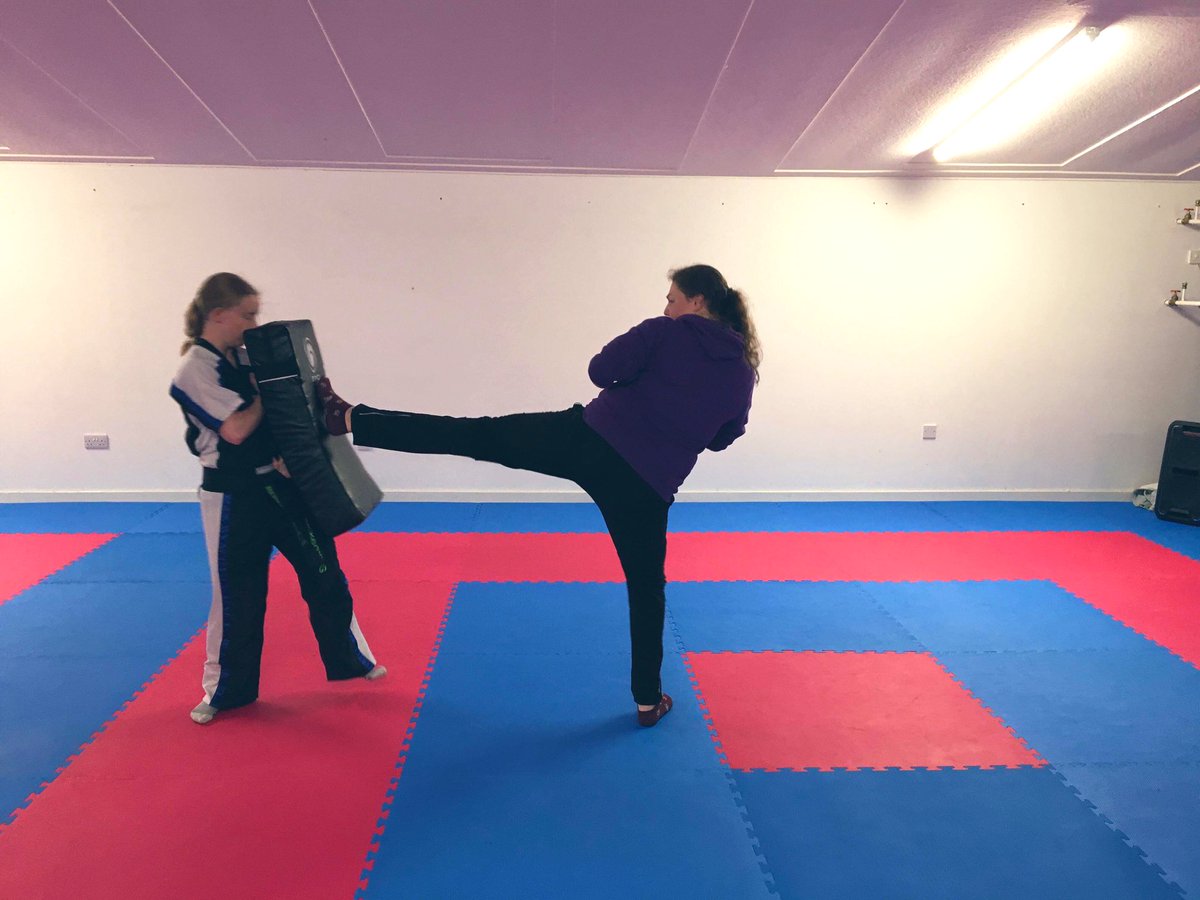 ElginAcGeog's tweet photo. Learning to side kick #kickboxing #activitydays #TeamEA #HWB @TeamElginAcad @ElginAcPE https://t.co/WbGtgl8c3v