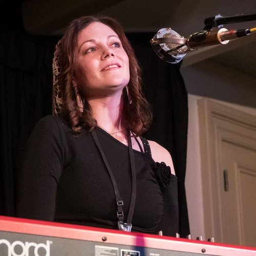 Connecticut songstress Kala Farnham wins Rose Garden contest idesigngraphics.com/folkbluegrass/…