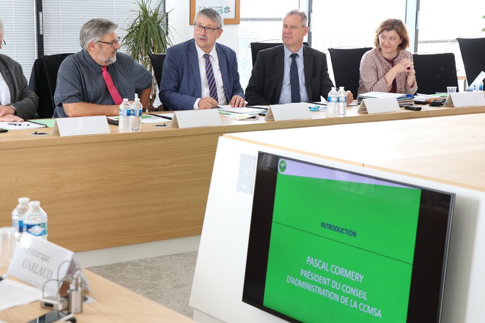 msa_actu's tweet photo. Comité de pilotage interrégime #BienVieillir : présidents, administrateurs et DG @Cnav_actu, @CNRACL, @MSA_actu s’engagent pour porter les orientations de la future loi Grand âge et #autonomie suite au rapport #Libault 
#Prévention #ActionSociale #Retraite #PourNosAînés https://t.co/13qU825NtA