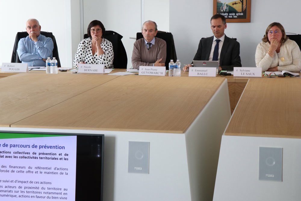 msa_actu's tweet photo. Comité de pilotage interrégime #BienVieillir : présidents, administrateurs et DG @Cnav_actu, @CNRACL, @MSA_actu s’engagent pour porter les orientations de la future loi Grand âge et #autonomie suite au rapport #Libault 
#Prévention #ActionSociale #Retraite #PourNosAînés https://t.co/13qU825NtA