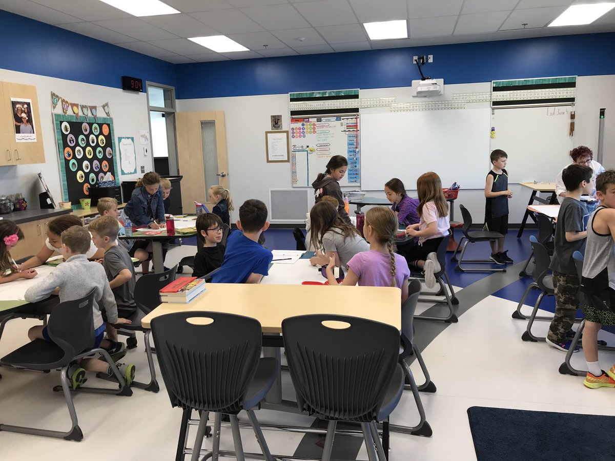 MsRice62's tweet photo. Researchers hard at work. Talking about animal life cycles #eips #eipsteaches #readersworkshop #dce #dcemustangs #ricepower #grade3 https://t.co/l1BlMonFAZ