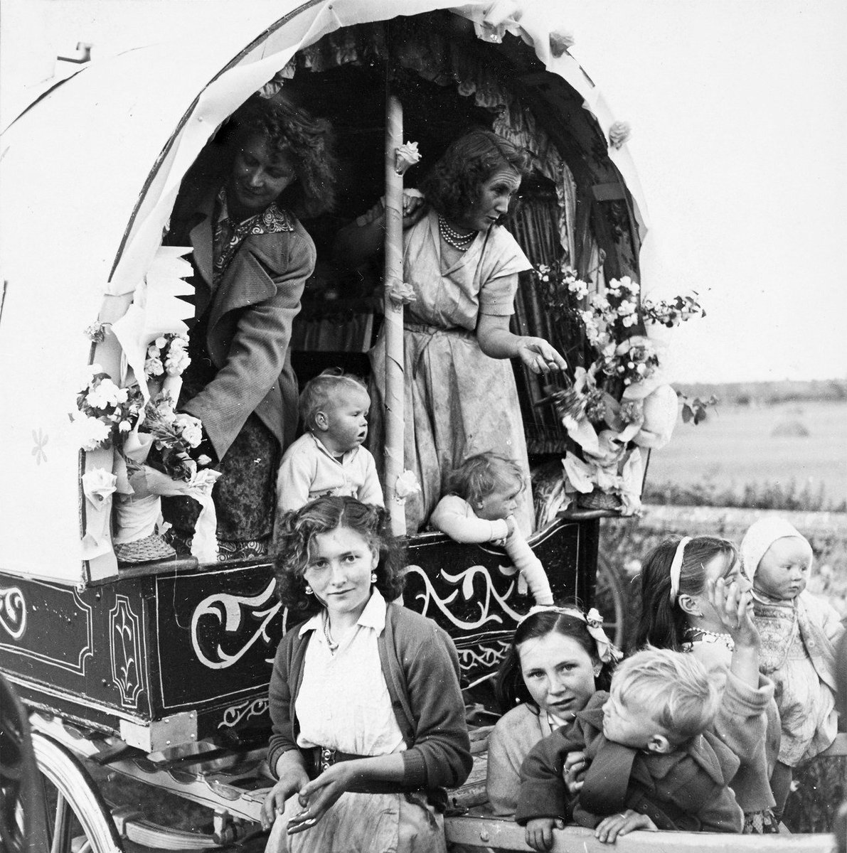 jatustein's tweet photo. #ElinorWiltshire. A #family in their beautifully decorated caravan en route to the #CahirmeeHorseFair, held on 12 July every year at Buttevant, Co. Cork, #Ireland. #c1954 https://t.co/CYeV4Pos9D