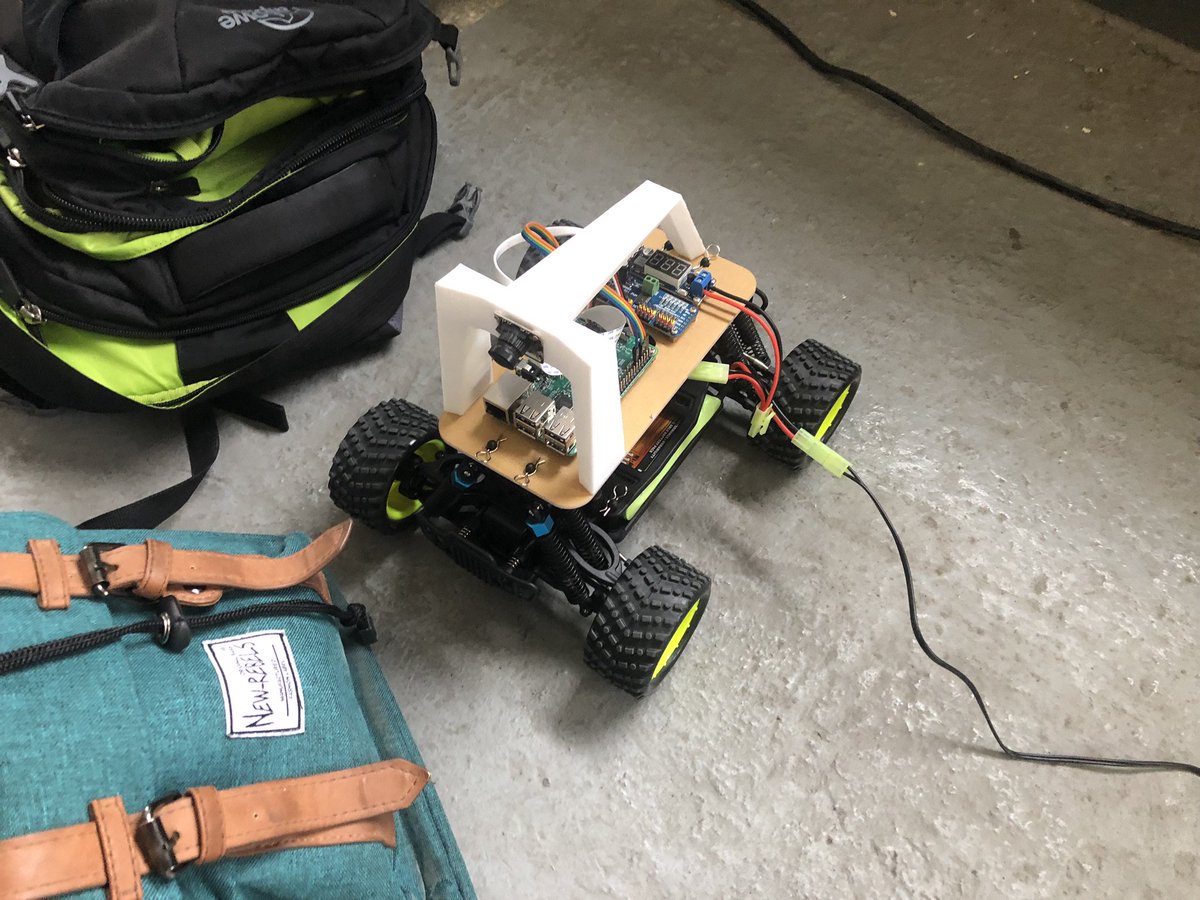 IronCarFrance's tweet photo. Samedi matin a eu lieu le premier entraînement Iron Car avec 4 équipes au rendez-vous ! Bravo à Tortue Rapide pour la 1ère place et Autonotamponeuse pour la 2ème place😀🥳#machinelearning #IA #autonomousracing #AutonomousVehicles https://t.co/nT5FI22PVP