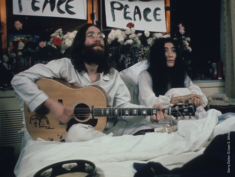 On fête les 50 ans du célèbre #BedIn pour la paix de #JohnLennon et <a href="/yokoono/">Yoko Ono</a> qui s'est déroulé au <a href="/FairmontQueenE/">Fairmont The Queen E</a> à Montréal du 26 mai au 2 juin 1969 🛏☮️💜
À faire pour souligner l'événement 👉 bit.ly/2QfvQZn
#JeudiRétro #MTL #MTLmoments