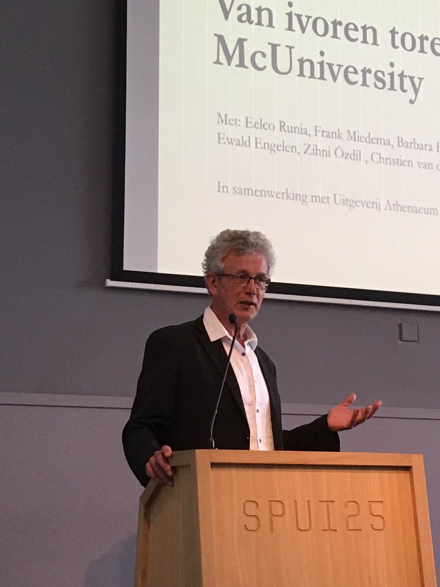 Klassieken's tweet photo. Anderhalf jaar nadat hij ontslag  nam bij de Rijksuniversiteit Groningen spreekt @eelcorunia tijdens de presentatie van zijn boek #Genadezesjes. Zijn exit-gesprek. https://t.co/EdtW5JocsI https://t.co/WR2i1DK3T4