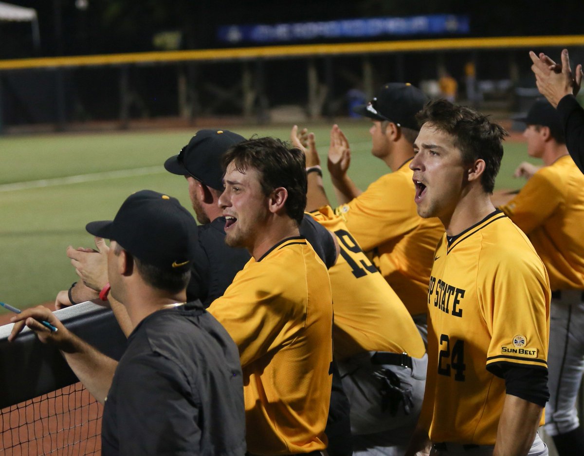 AppBaseball's tweet image. "They smiled as they fought back tears in a moment that showed both the hurt from Tuesday's outcome but the appreciation from months &amp;amp; years of working closely together."

A look back @ Tuesday's tourney debut:

🗒 Recap
bit.ly/2JANvu7

📸 Gallery
bit.ly/2wenurO