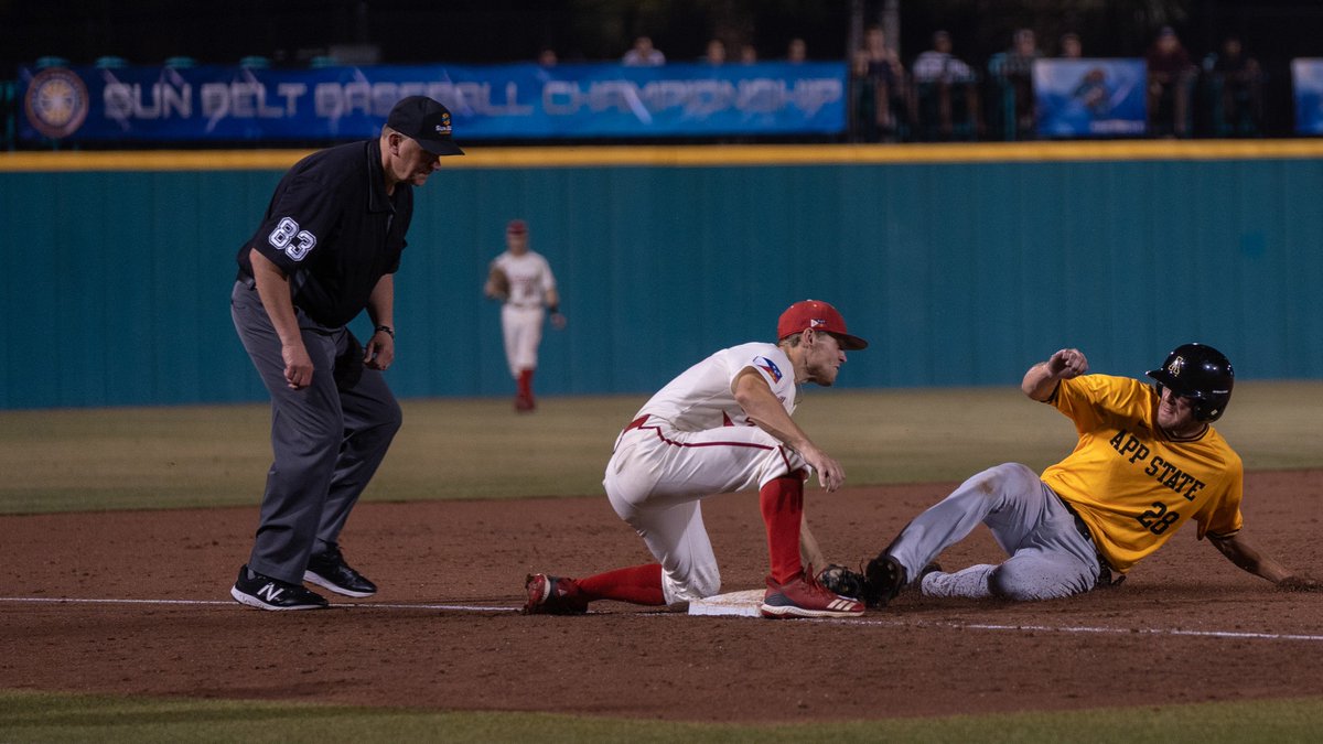 AppBaseball's tweet image. "They smiled as they fought back tears in a moment that showed both the hurt from Tuesday's outcome but the appreciation from months &amp;amp; years of working closely together."

A look back @ Tuesday's tourney debut:

🗒 Recap
bit.ly/2JANvu7

📸 Gallery
bit.ly/2wenurO