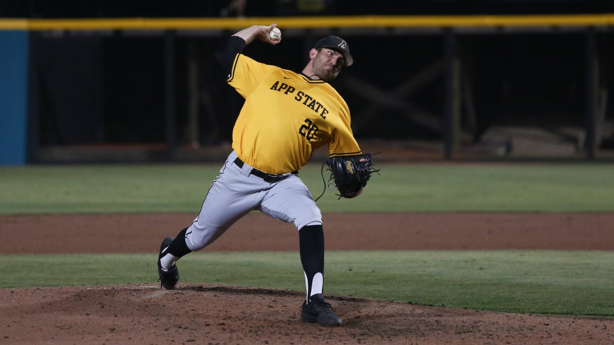 AppBaseball's tweet image. "They smiled as they fought back tears in a moment that showed both the hurt from Tuesday's outcome but the appreciation from months &amp;amp; years of working closely together."

A look back @ Tuesday's tourney debut:

🗒 Recap
bit.ly/2JANvu7

📸 Gallery
bit.ly/2wenurO