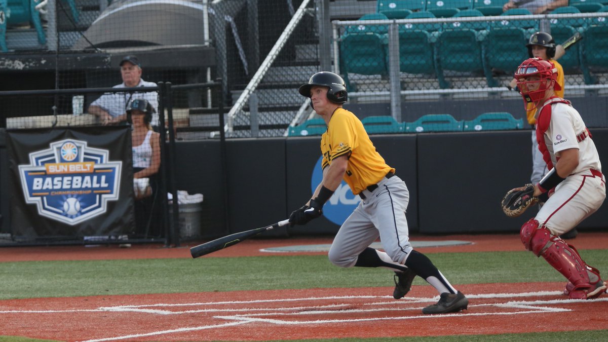 AppBaseball's tweet image. "They smiled as they fought back tears in a moment that showed both the hurt from Tuesday's outcome but the appreciation from months &amp;amp; years of working closely together."

A look back @ Tuesday's tourney debut:

🗒 Recap
bit.ly/2JANvu7

📸 Gallery
bit.ly/2wenurO