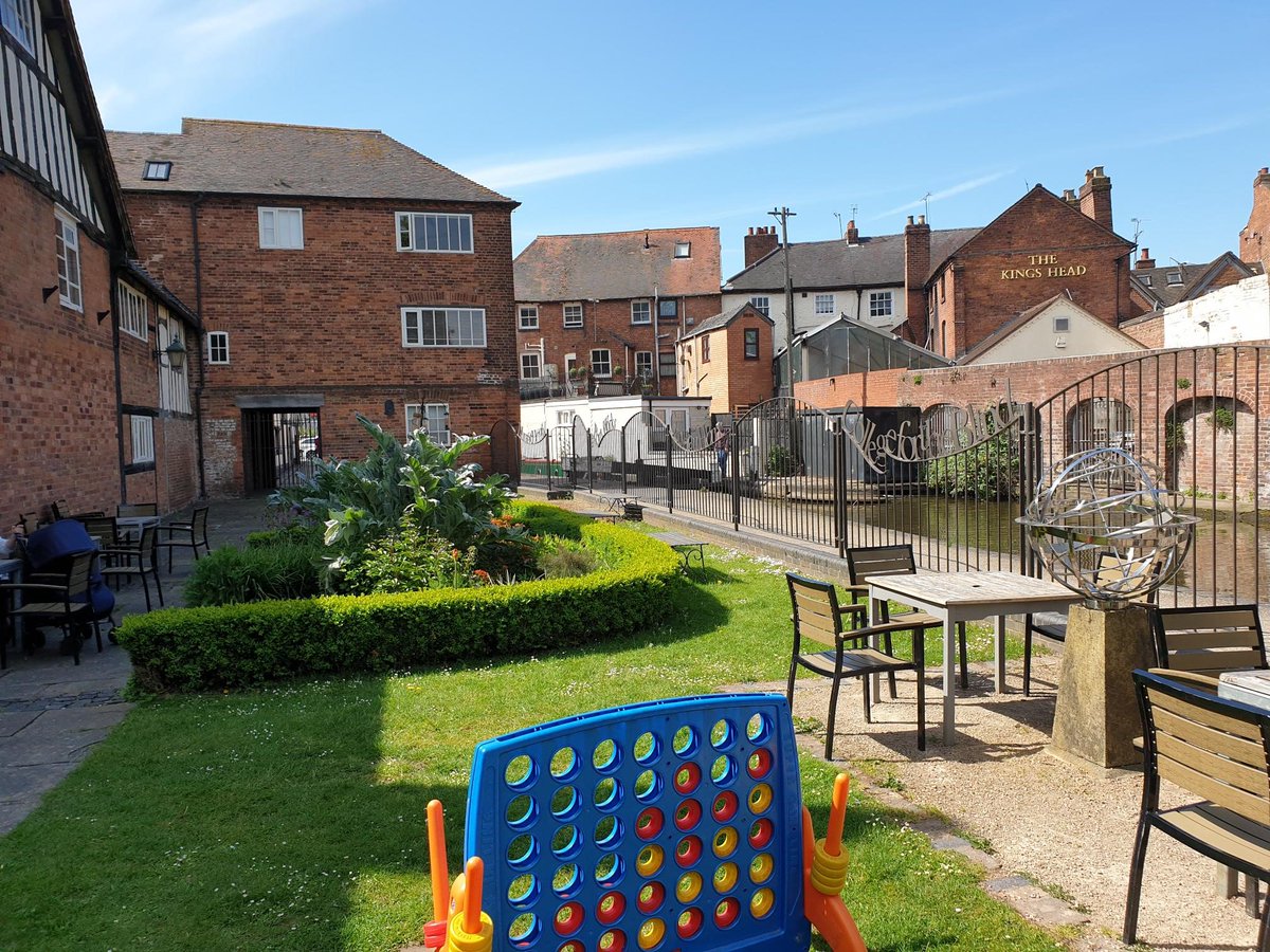 KOTRCoffeeMach's tweet photo. Such a lovely spot for work last week. 
The Commandery Coffee Shop in Worcester is the perfect stop for coffee and cake in the sunshine.
#MidlandsHour #BirminghamHour #StaffordshireHour https://t.co/dkRpIuYAP8