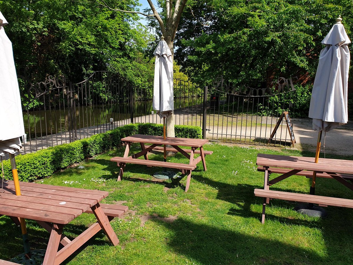 KOTRCoffeeMach's tweet photo. Such a lovely spot for work last week. 
The Commandery Coffee Shop in Worcester is the perfect stop for coffee and cake in the sunshine.
#MidlandsHour #BirminghamHour #StaffordshireHour https://t.co/dkRpIuYAP8