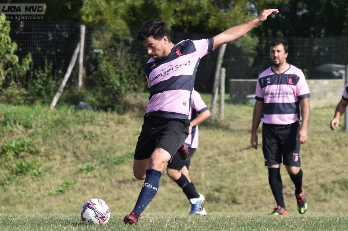 algunas fotos del último partido, galería completa en mas33.ligamvd.com/galerias_show/… 📸 <a href="/Fakun17/">Facu</a> <a href="/LIGA_MVD/">LIGA MVD</a>