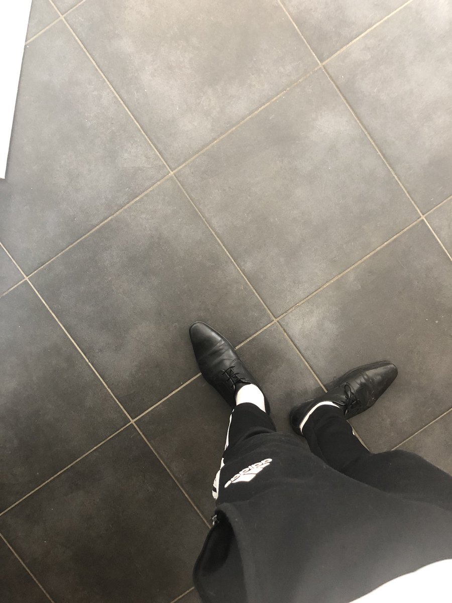 _Roobinho's tweet photo. Au premier date qd tu sais pas si elle veut un gars bien habillé ou un gars en jogging https://t.co/1gonK4gn3L