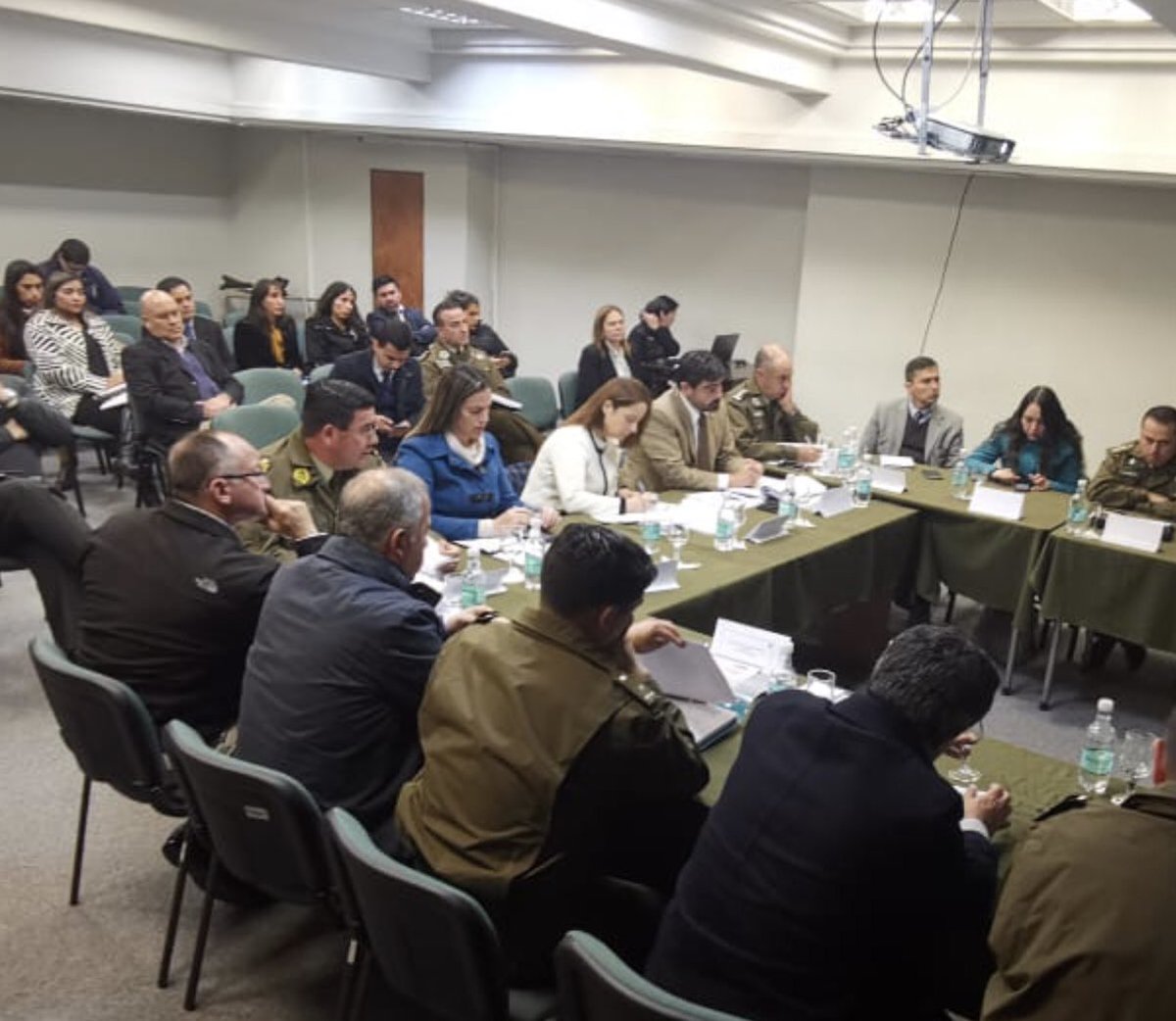 danynobor's tweet photo. En sesión #STOP (Sistema Táctico Operación Policial) solicitamos antecedentes sobre funcionamiento de cámara de vigilancia en centro de #Coquimbo y problemas de ferias. Se plantearon sobre rondas policiales en sectores  poblacionales de #LaSerena junto a delegado @BenavidesGuido https://t.co/IzcoFblter
