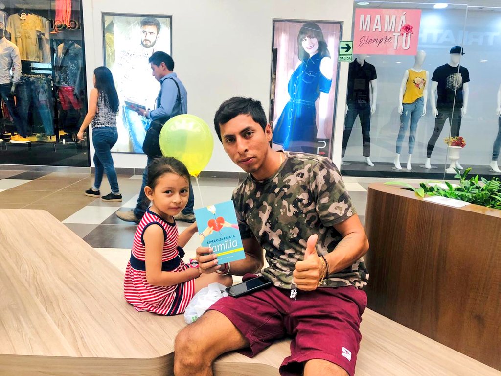 AdventistasMOP's tweet photo. Muchos hogares en #Pucallpa están conociendo más acerca del libro #EsperanzaParaLaFamilia. La oficina de la #MOP distribuyó los libros en diferentes puntos de la ciudad. #PerúSíLee #VivaLaEntrega📖😀
@AdventistasUPS @EnzoChavez @HeyssenCordero @mcoaugarte https://t.co/kVCVddycT7