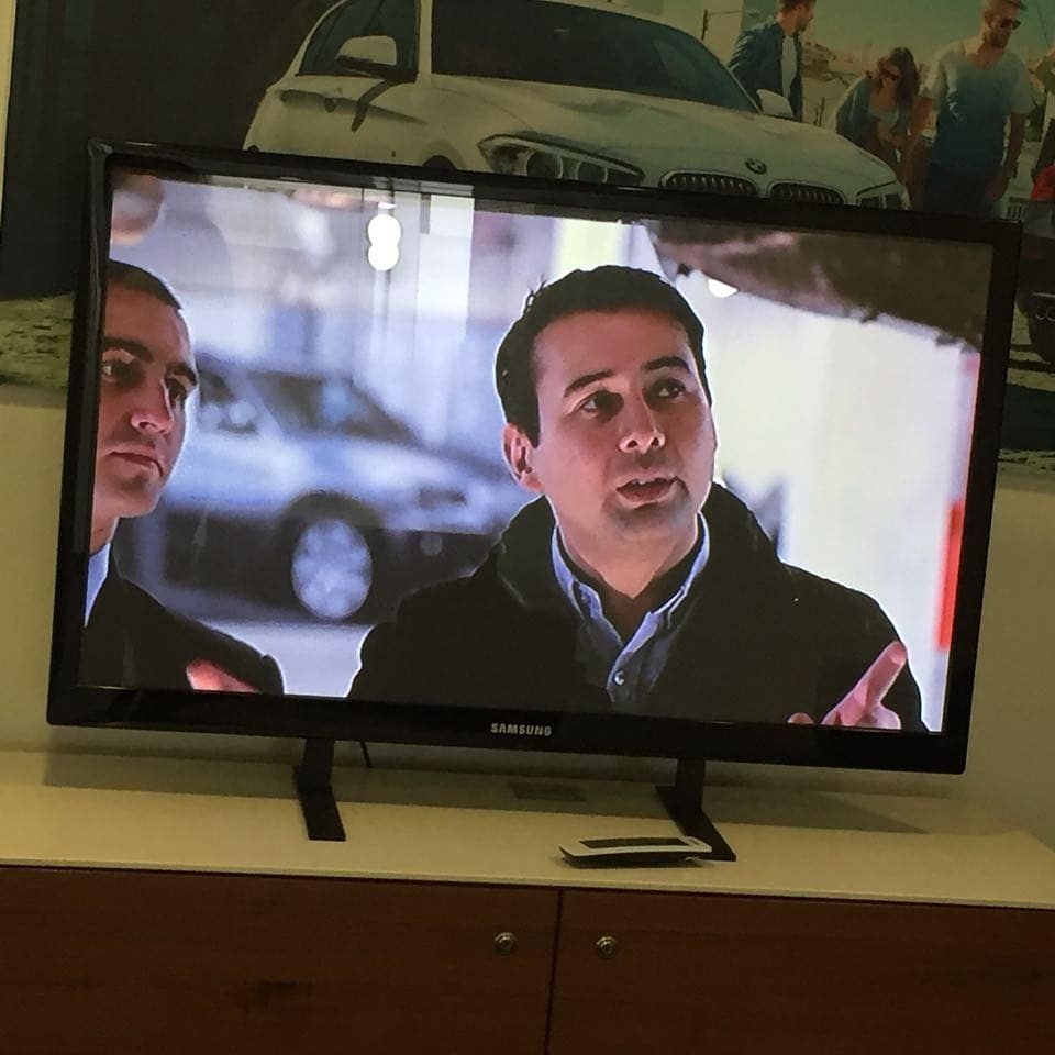Amarotizon's tweet photo. Hace un tiempo grabé para #BMW
Si te compras una de estas maravillas, te sentarán en una salita con una tv y quien te explicará los servicios de la empresa en un video sere yo :) 

#amarotizon #amaro #tizon #actor #grabacion #rodaje #film #fotografía https://t.co/yhwfnxBZAO