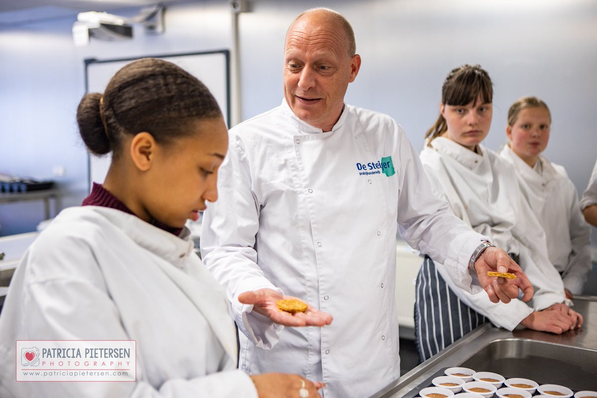 LelyUitdaging's tweet photo. Dag 2 van de voorbereidingen voor het Lelystad sponsordiner. Er is vandaag hard gewerkt bij @concernvoorwerk maar vooral veel geleerd en plezier gemaakt. Daar doen we het voor.  @hofvanLelystad, @Goedlunchcafe, kijk voor meer foto's op: https://t.co/frjoM7gYYu https://t.co/CFBShA1dQq