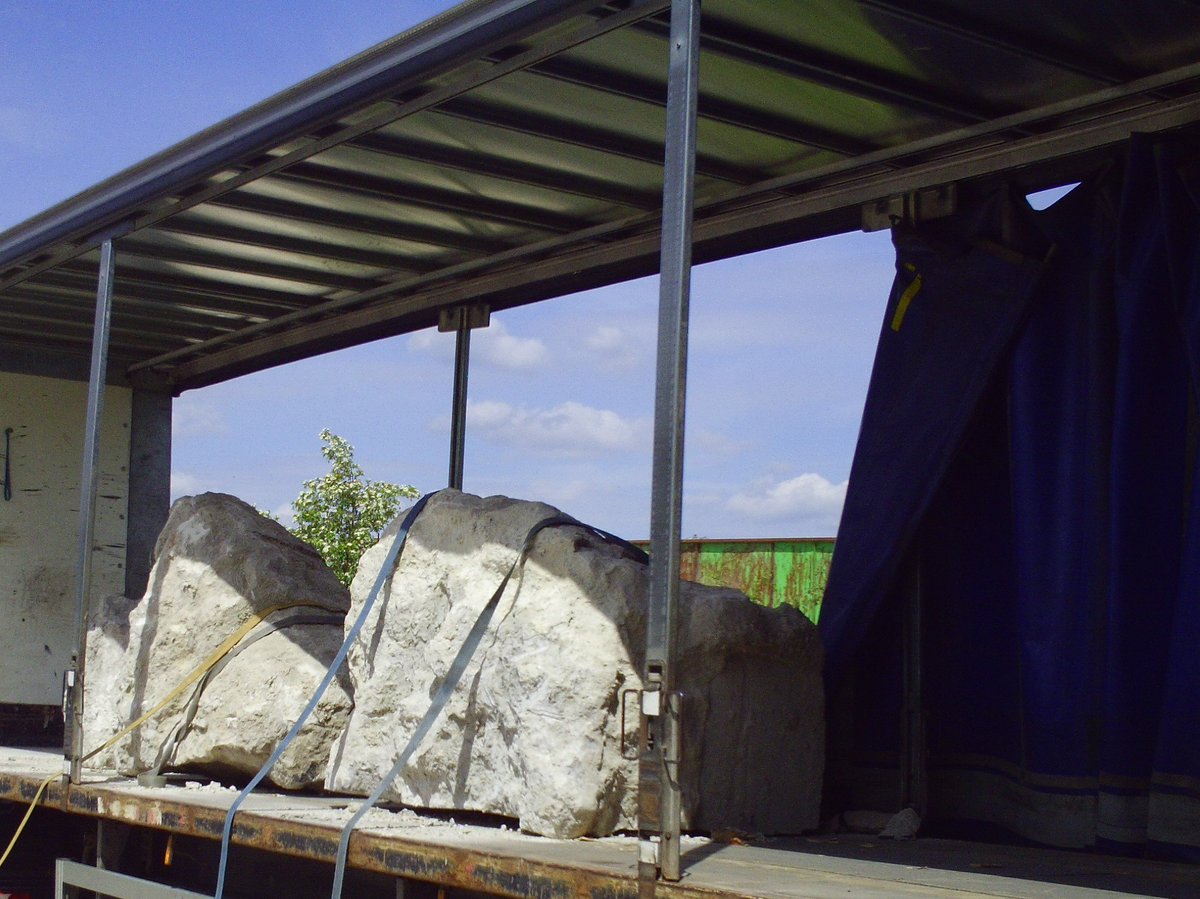 clarke_son's tweet photo. Great to send out three Totternhoe Clunch blocks weighing 9 tonnes to @CotswoldNS #wildlifetrust #histroicbuildings #restorations #bedfordshire #dunstable #clunch #totternhoe #totternhoeclunch #keeponquarrying #britishbusiness #closetoacentury https://t.co/POrl2CmdfR