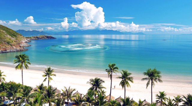 la1ere's tweet image. 🌊🏄‍♀️Une vague "semi-naturelle" s'inspirant du "principe d’un atoll polynésien qu’on ferait flotter" : c'est le concept d'@OkahinaWave. Les #surfeurs pourront la tester courant 2020 dans l'hexagone, avant, peut-être, de la voir déferler sur #Tahiti.⤵️
la1ere.francetvinfo.fr/okahina-wave-v…