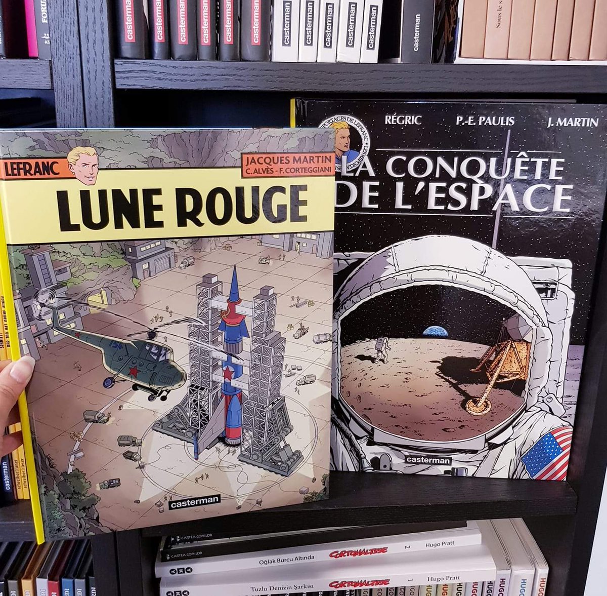 CastermanBD's tweet image. * Sortie de la semaine *

🚀 LES AVENTURES DE LEFRANC - LUNE ROUGE de Christophe Alvès et François Corteggiani
👉 bit.ly/LefrancLuneRou…

🛰 LES REPORTAGES DE LEFRANC - LA CONQUÊTE DE L'ESPACE de Pierre-Emmanuel Paulis et Régric
👉 bit.ly/LefrancLaConqu…
