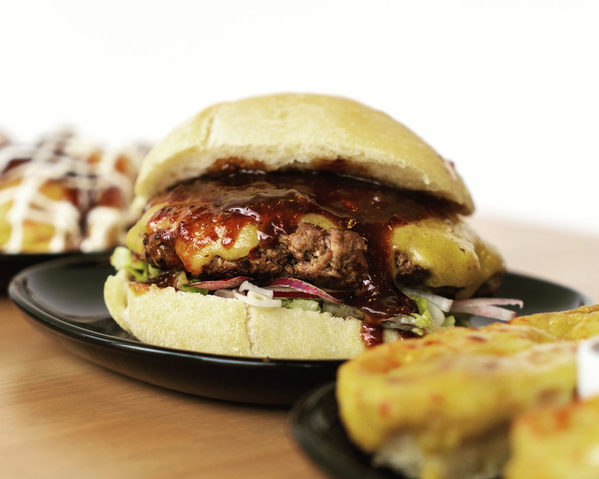 Guess who's back, back again... Bwydiful's back, tell a friend!
It's time to start another week of burger love... We've got the good stuff down Victoria Park all week, plus pop-ups at <a href="/LoveyourMarket/">Abergavenny Market</a>, <a href="/penarthltc/">Penarth LTC</a> and <a href="/CowbridgeFDF/">Cowbridge Food</a> before the week is out! Boom 👊