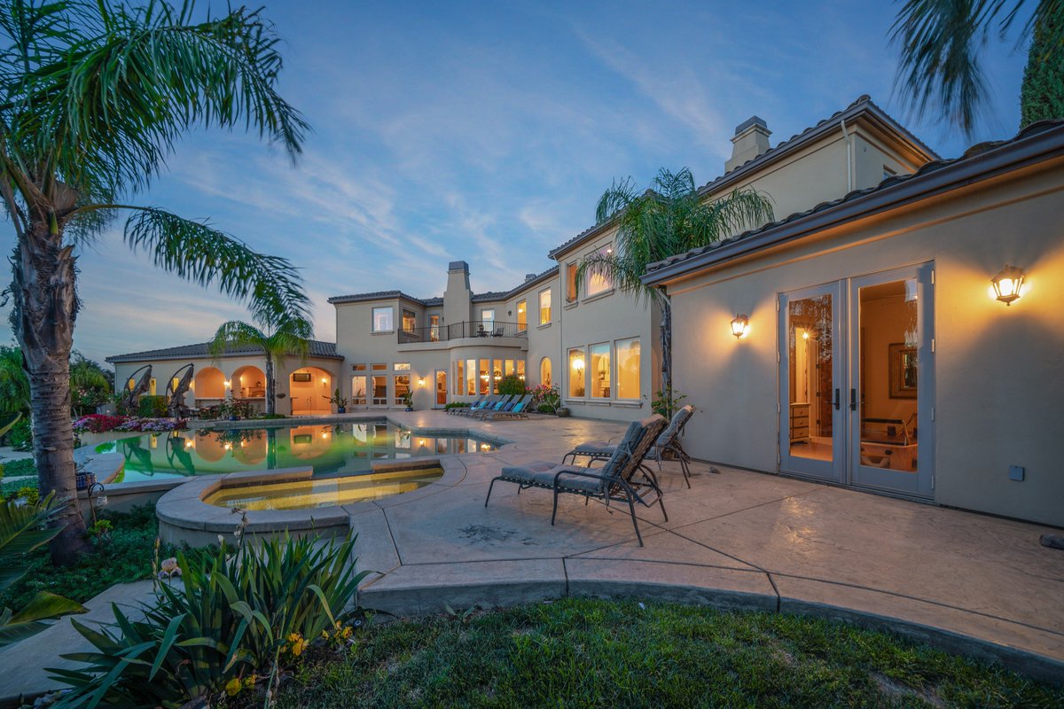 MJCPhotoNet's tweet image. Resort Living at Twilight