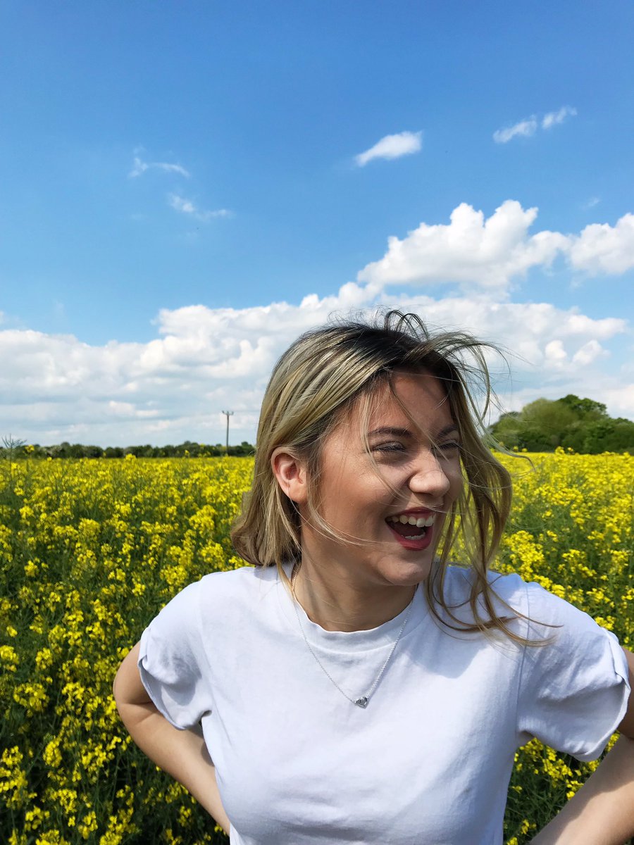 MyLifeByLiv's tweet photo. Fun times in the sun with friends 🌼🌻 https://t.co/5FO1Asxqc0