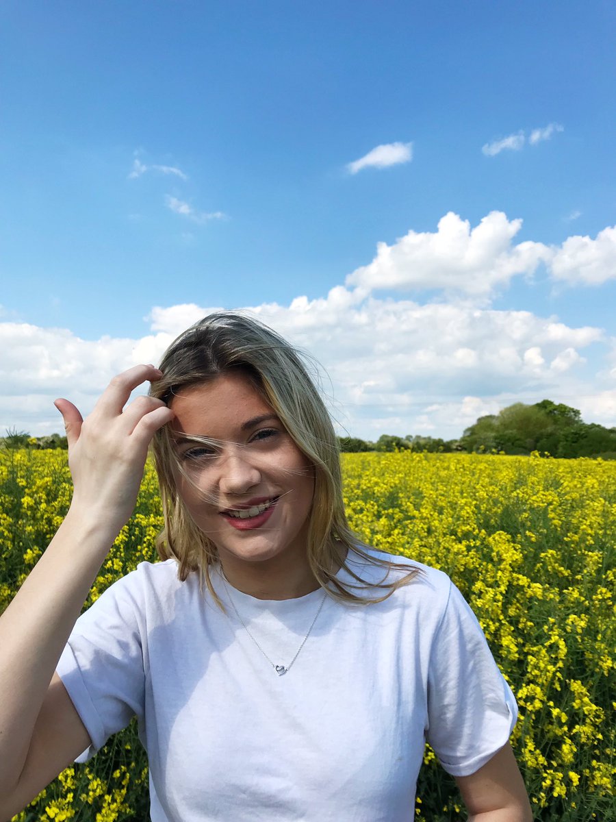 MyLifeByLiv's tweet photo. Fun times in the sun with friends 🌼🌻 https://t.co/5FO1Asxqc0
