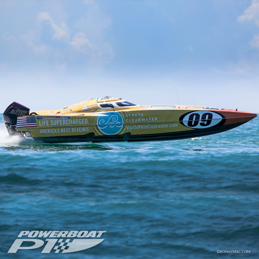 #CoupleGoals Craig and Cynthia racing in #ThunderOnCocoaBeach last weekend! 👫
P1 Panther R looking 👌🏻🤤😍
#StPete #Clearwater @mercuryracing 
 #Team #offshoreracing #Speed #offshoreracingteam #Boats #offshoreboats #Fast