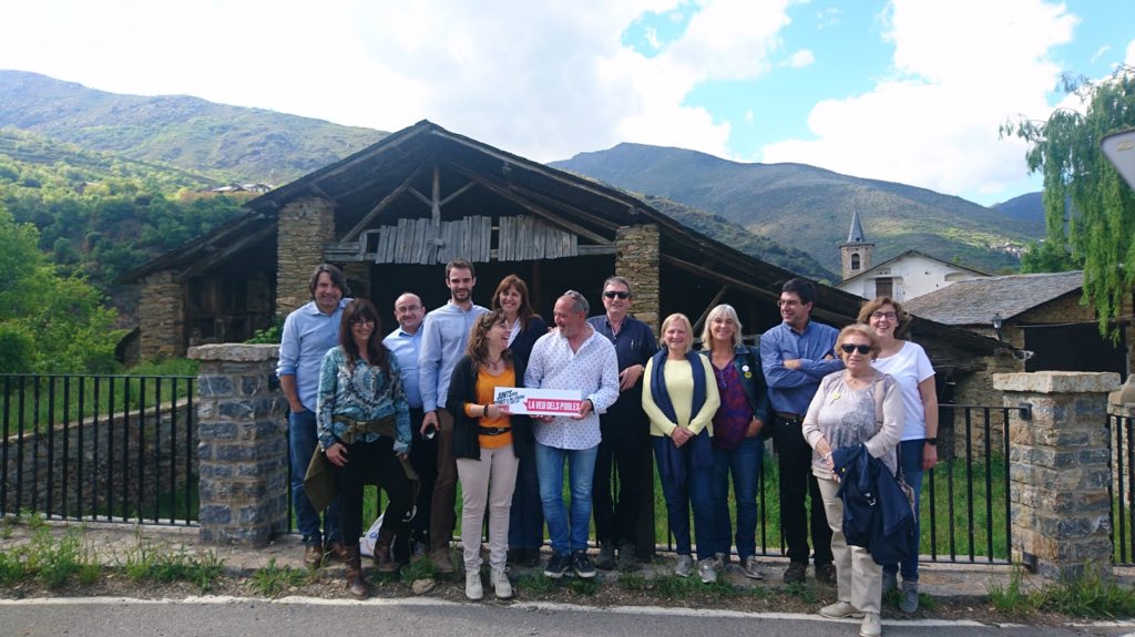 LauraBorras's tweet image. Ha estat un plaer acompanyar l’estimada companya del @parlamentcat i futura alcaldessa de Sort @immagallardo i la seva llista de @JuntsPerSort a Llessui, Altron, a la Vall d’Àssua. Un equip de persones treballadores que vol construir país des dels Pirineus. Gràcies i endavant!