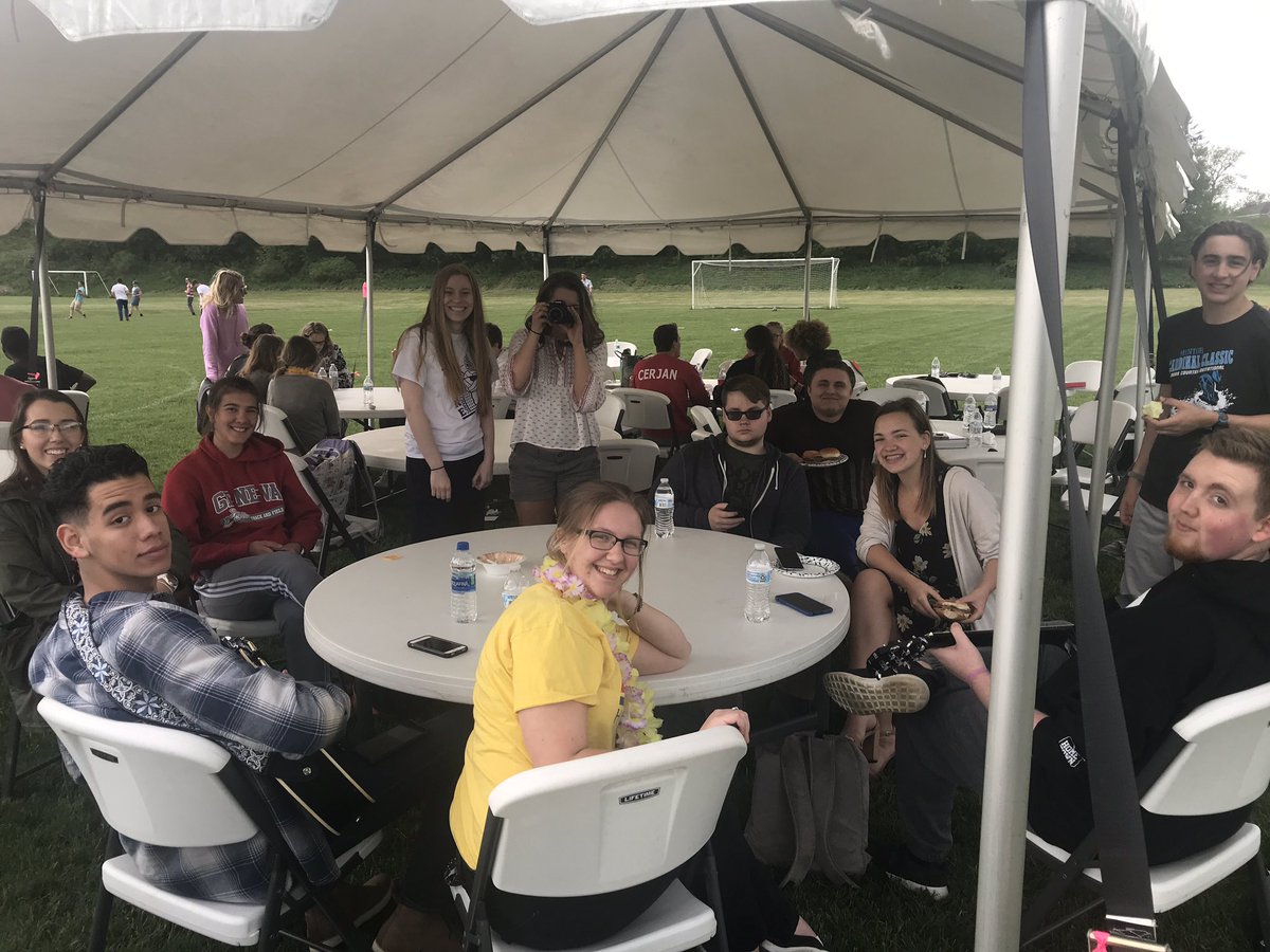 McQuoid_22's tweet photo. #SeniorCookOut #Memories https://t.co/IMsWjM5K08
